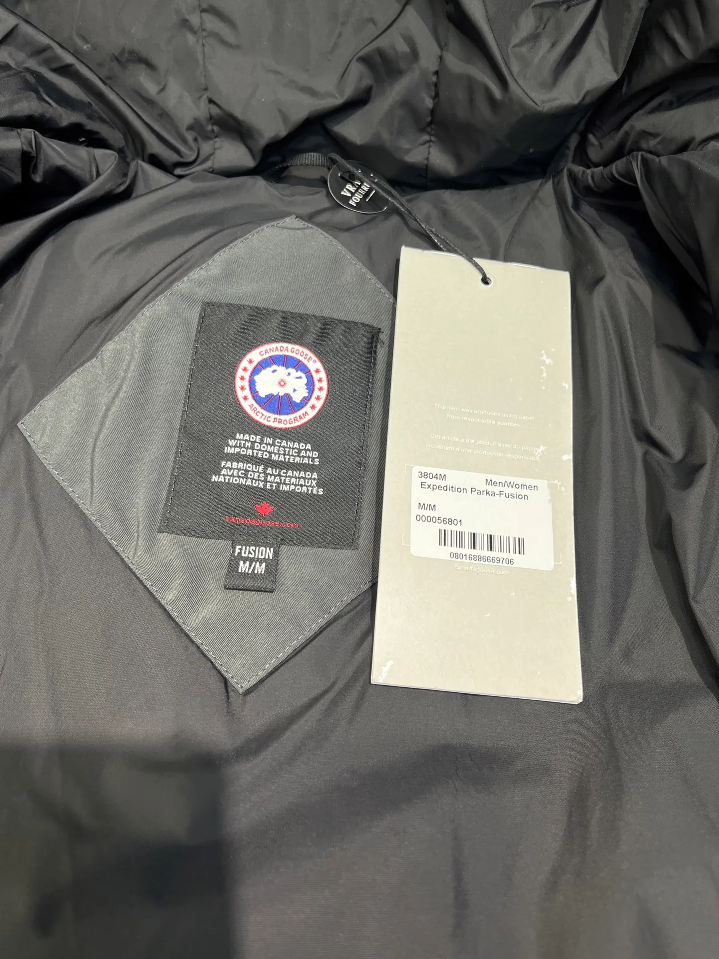 P700 Goose 🌟17 styles of chest patch, same style for men and women, cold-resistant down jackets! The fur collar is detachable. The natural Siberian coyote fur collar has a delicate yet strong feel, which comes from the sense of life that comes from the erosion of wind and frost in nature. The market usually uses raccoon fur or fake fur instead, which is not even the slightest bit better! The collar part has cold-proof flannel, which is close to the head and neck, comfortable and warm! The fabric is made of high-density nano-level waterproof fabric, which is windproof and wear-resistant and has a certain thickness! The zipper is the official YKK brand! The waist has an elastic waistline design that can be adjusted according to yourself! There is also an anti-wind Velcro inside! Seamless threaded cuffs to avoid stiffening! In order to prevent cold wind from pouring in, a double closure design is adopted. On the premise of the traditional zipper fly, six Velcro fasteners are used for secondary closure, which brings better warmth retention effect. It retains the classic hooded design and uses super large luxurious wolf fur to protect against wind and cold. No matter how low the temperature is this winter, one piece is enough. I’ll give you the wind and temperature. Size: s-xxl